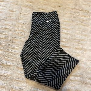 Women’s Nike patterned capri pants